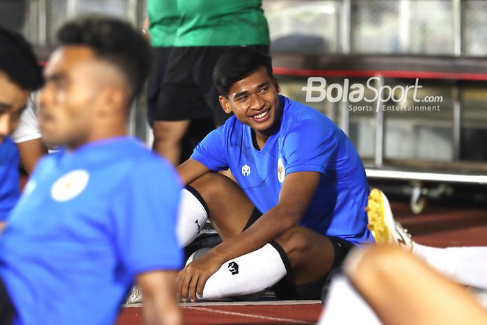 Irfan Jauhari tengah melakukan pemanasan dalam sesi latihan timnas Indonesia di Stadion Madya, Senayan, Jakarta, 11 Mei 2021.