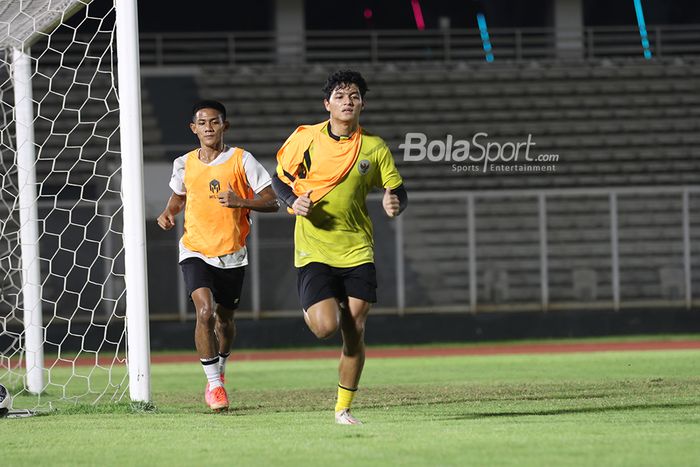 Firza Andika (kiri) dan Adi Satryo (kanan) sedang berlari dalam sesi latihan timnas Indonesia di Stadion Madya, Senayan, Jakarta,  11 Mei 2021.q