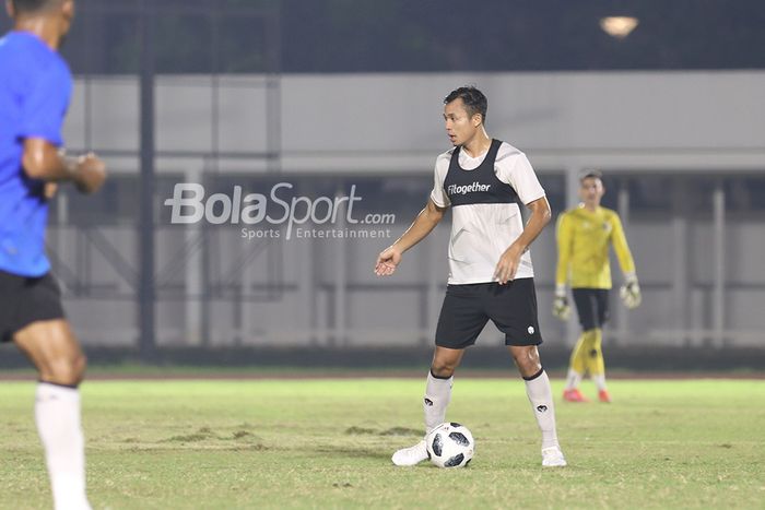 Arif Satria tengah berlatih dalam pemusatan latihan timnas Indonesia di Stadion Madya, Senayan, Jakarta, 11 Mei 2021.