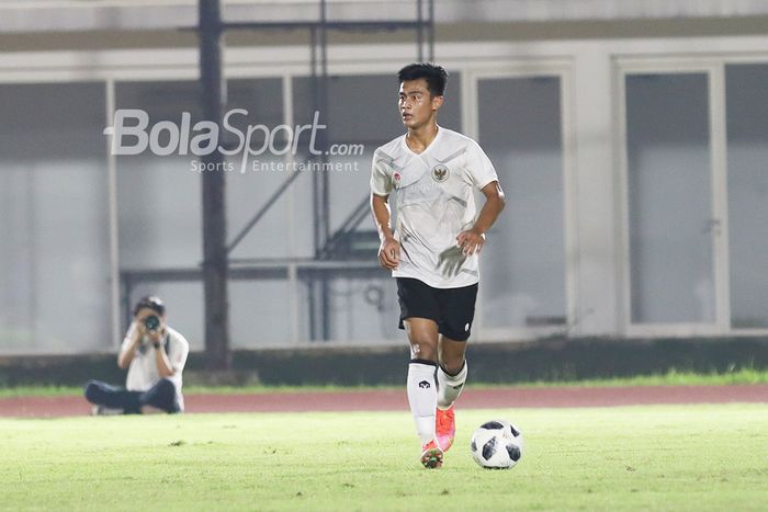 Pratama Arhan sedang menggiring bola dalam pemusatan latihan timnas Indonesia di Stadion Madya, Senayan, Jakarta, 11 Mei 2021.