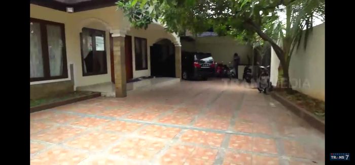 Halaman depan rumah artis Tukul Arwana.