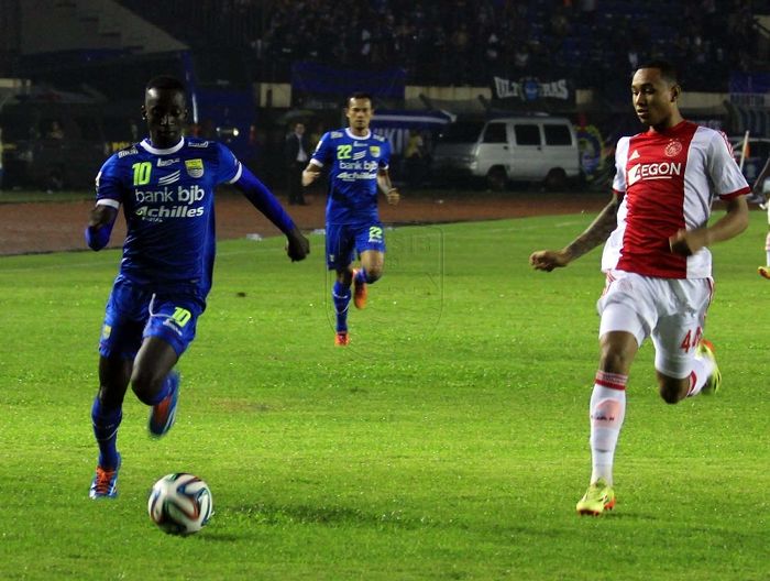 Pemain Persib Bandung Makan Konate berduel dengan pemain Ajax Amsterdam pada laga uji coba di Stadion Si Jalak Harupat, Bandung, 14 Mei 2014.