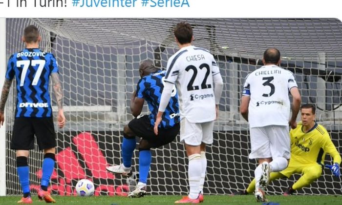 Bintang Inter Milan, Romelu Lukaku, mencetak gol ke gawang Juventus di Allianz Stadium dalam laga pekan ke-37 Liga Italia 2020-2021, Sabtu (15/5/2021). 