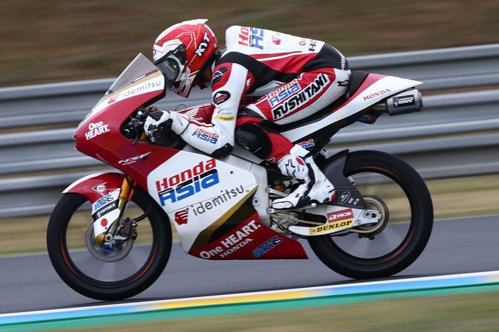 Aksi Pembalap Honda Team Asia Andi Farid Izdihar, pada seri balap Moto3 Prancis di Sirkuit Bugatti, Le Mans, Prancis, 15 Mei 2021