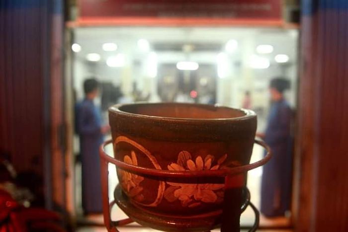 Tempat abu dupa dalam acara penghormatan Boen Hian Tong dengan meletakkan Sinci Ita Martadinata di altar perkumpulan. 