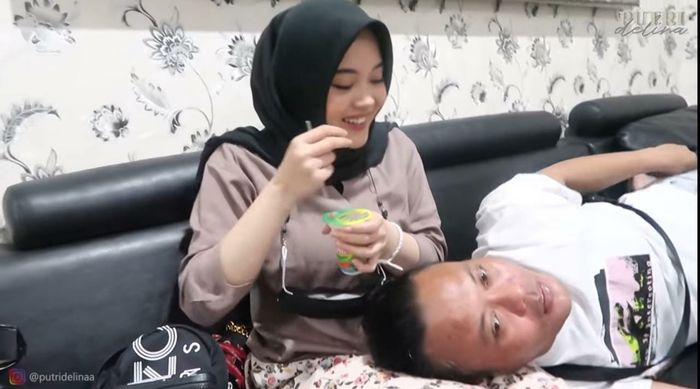 Sule bermanja-manjaan di pangkuan Putri Delina