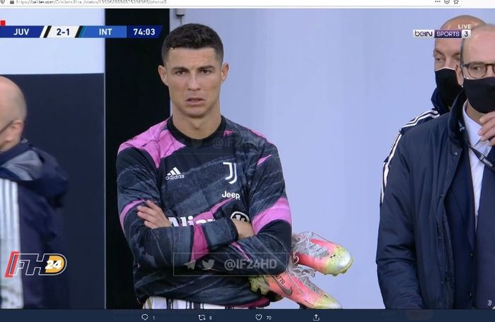 Cristiano Ronaldo menonton Juventus dari pinggir lapangan saat melawan Inter Milan, Sabtu (15/5/20121),