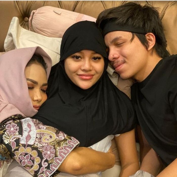 Krisdayanti memeluk erat Aurel yang tengah terbaring di atas kasur.  