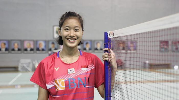 Pebulu tangkis tunggal putri nasional Indonesia, Putri Kusuma Wardani, berpose di hall pemusatan latihan nasional (pelatnas) PP PBSI di Cipayung, Jakarta Timur.