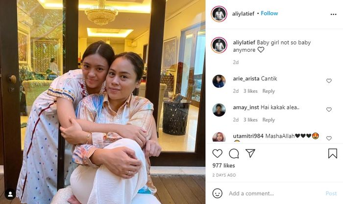 Alleia Anata Irham bersama sang tante saat momen lebaran.