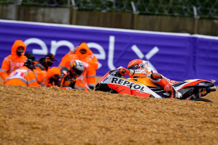 Pembalap Repsol Honda, Marc Marquez, terjatuh pada balapan MotoGP Prancis di Sirkuit Le Mans, Minggu (16/5/2021).