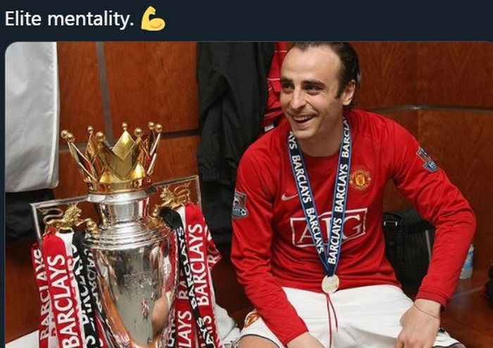 Dimitar Berbatov dengan trofi juara Liga Inggris untuk Manchester United.