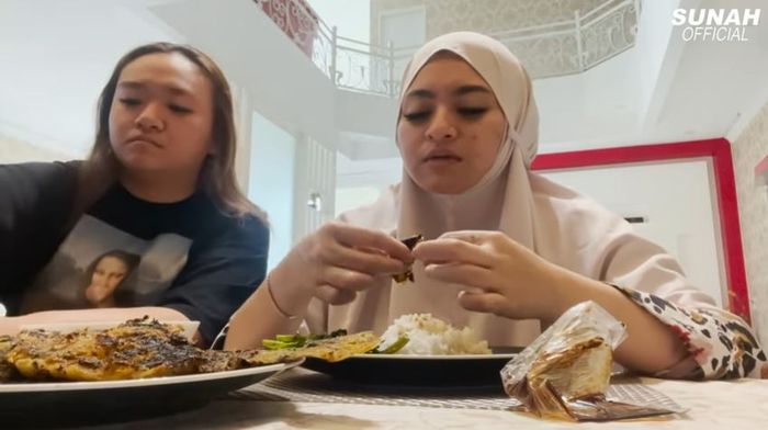 Nathalie Holscher Sedang Makan Ditemani sang Adik
