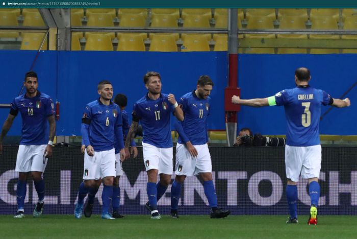 Para pemain timnas Italia merayakan gol dalam kemenangan 2-0 atas timnas Irlandia Utara pada laga Grup C Kualifikasi Piala Dunia 2022.