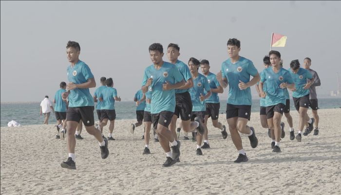 Timnas Indonesia melakoni latihan perdana di pantai pasir putih Dubai (17/5/2021).