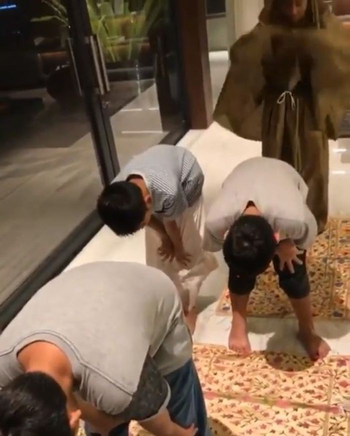 Ruang tengah rumah artis Titi Rajo Bintang