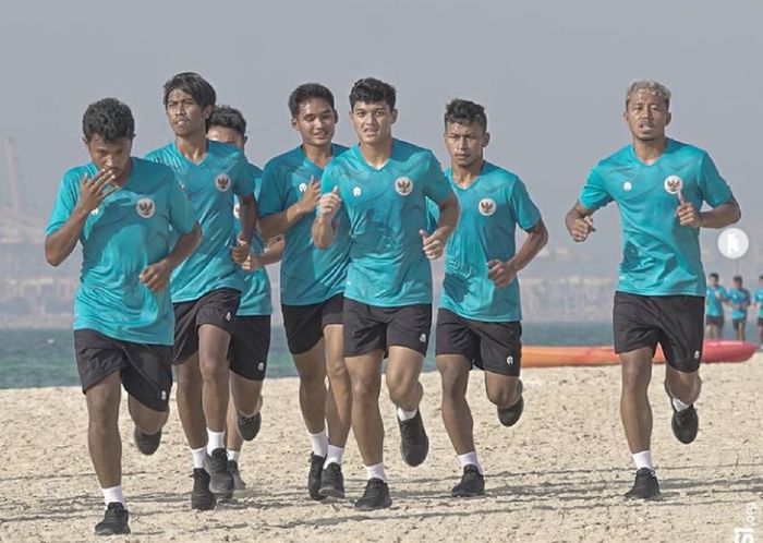 Para pemain Timnas Indonesia berlatih ringan di pantai seusai tiba di Dubai, Uni Emirat Arab, 18 Mei 2021, untuk melakoni Kualifikasi Piala Dunia 2022.