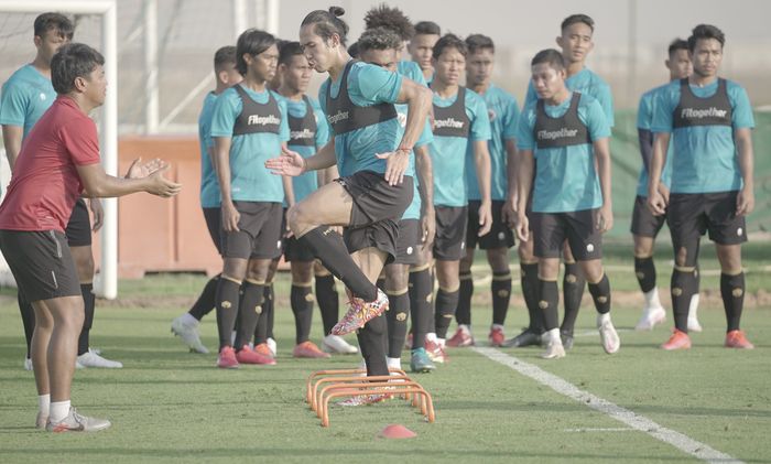 Ryuji Utomo mengikuti latihan timnas Indonesia di UEA jelang Kualifikasi Piala Dunia 2022 Zona Asia.