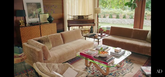 Ruang tamu di rumah artis Dakota Johnson.