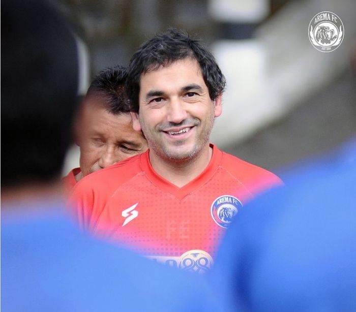 Pelatih Arema FC, Eduardo Almeida saat melatih skuad Singo Edan.