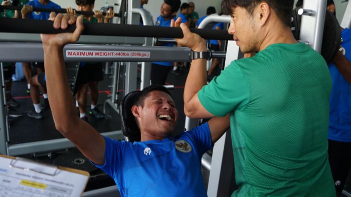 Evan Dimas menjalani latihan di gym bersama pelatih fisik timnas Indonesia, Lee Jae-hong