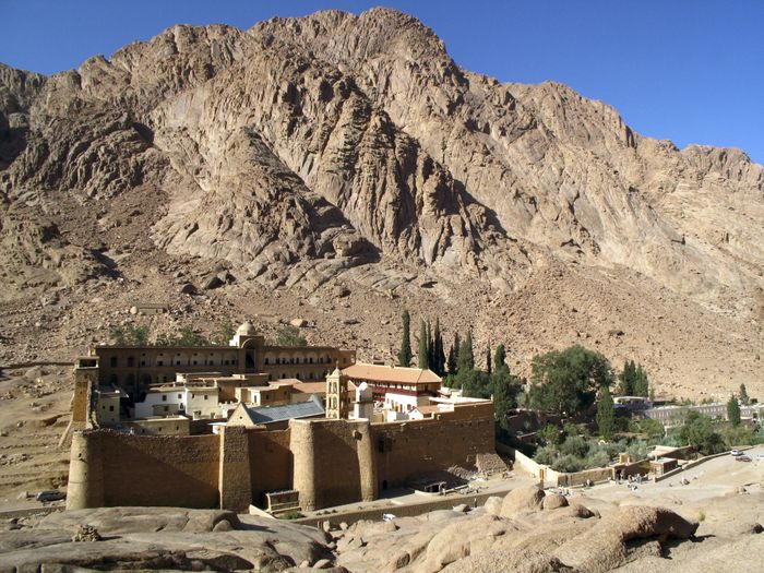 Biara Saint Catherine di Semenanjung Sinai, Mesir. Berlatar Willow Peak atau yang kerap disebut Gunung Horeb. Para pendeta telah menemukan naskah Hippokrates di dalam perpustakaan kunonya.