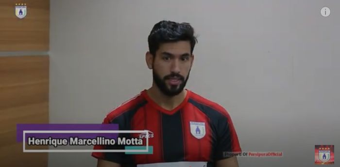 Pemain anyar Persipura Jayapura, Herique Marcellino Motta saat diperkenalkan tim.