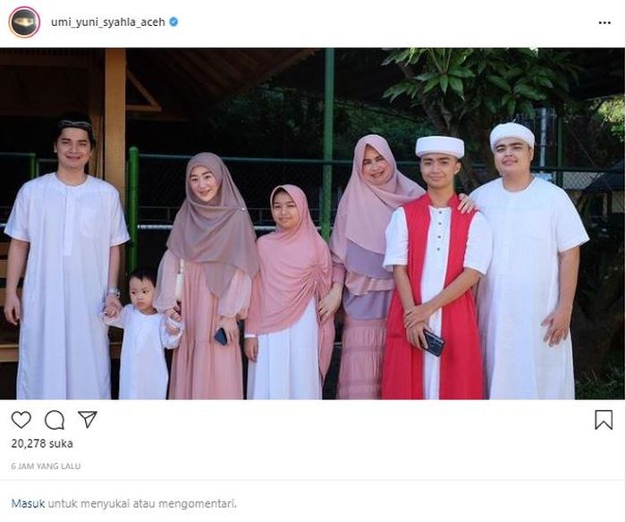 Dalam foto tersebut selain terdapat Umi Yuni, Alvin Faiz, Larissa Chou dan Yusuf, tampak pula dua tiga anak Ustaz Arifin Ilham yang lainnya, Ameer Azzikra, Azka, dan Syahla.  