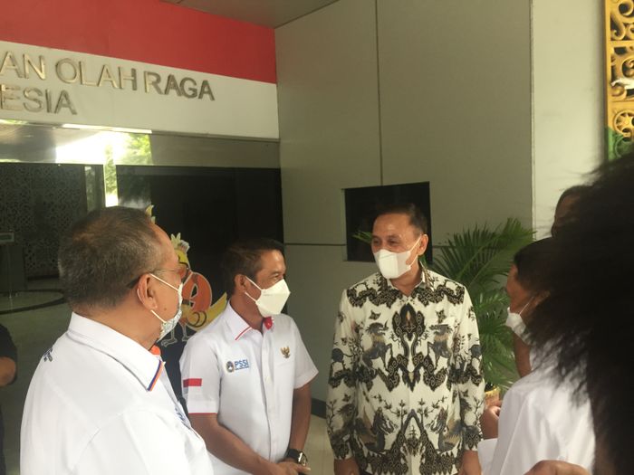 Menteri Pemuda dan Olahraga (Menpora), Zainudin Amali, Ketua Umum PSSI, Mohamad Iriawan seusai rapat koordinasi bahas Liga 1 dan Liga 2 di Kantor Kemenpora, Jakarta Pusat, Senin (24/5/2021).