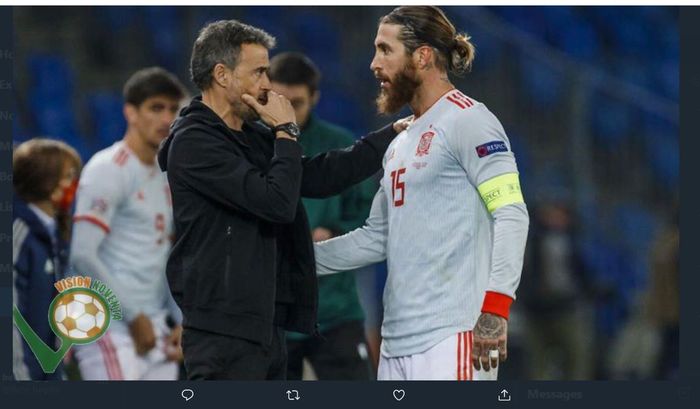 Sergio Ramos berbicara dengan pelatih timnas Spanyol, Luis Enrique.