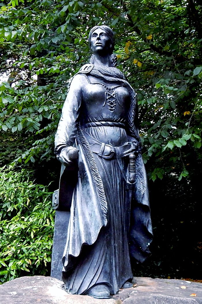 Patung Grainne Mhaol Ni Mhaille (Grace O'Malley, 1530-1603), Bajak Laut Irlandia, berlokasi di Westport House, Co. Mayo, Irlandia.
