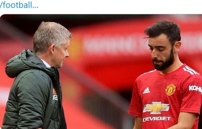 Pelatih Manchester United, Ole Gunnar Solskjaer, berpapasan dengan Bruno Fernandes.