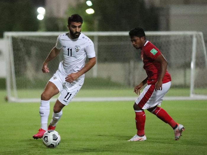 Pemain timnas Indonesia, Rifad Marasabessy, menjaga pemain timnas Afghanistan dalam laga uji coba di Stadion Iranian Club, Dubai, UEA, Selasa (25/5/2021).