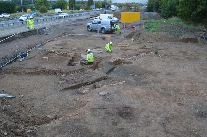 Penggalian arkeologi di sekitar Netherton Cross, Skotlandia.