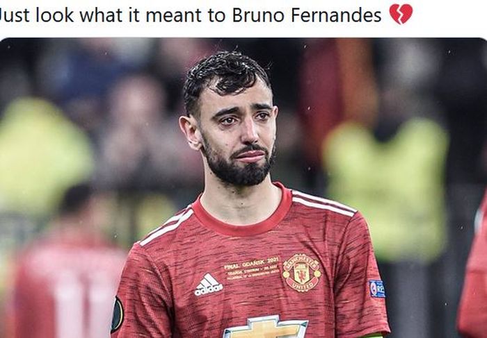 Gelandang Manchester United, Bruno Fernandes, menangis usai timnya dikalahkan Villarreal dalam laga final Liga Europa di Stadion Gdansk, Rabu (26/5/2021).