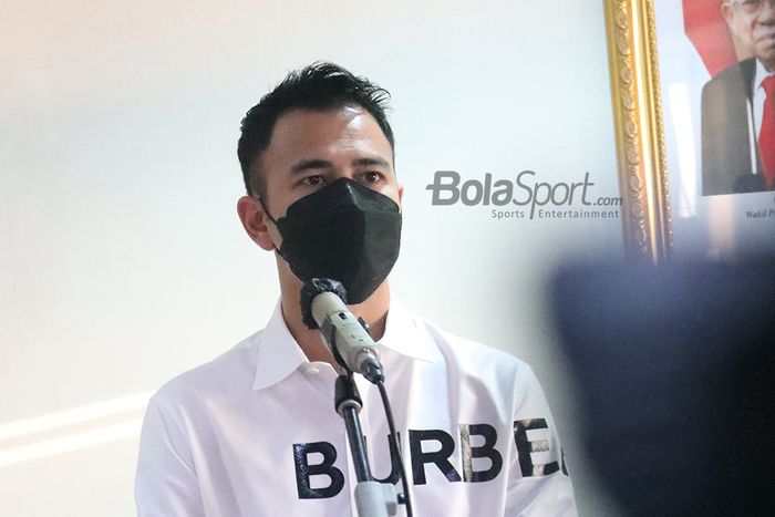 Chairman RANS Cilegon FC, Raffi Ahmad, sedang memberikan keterangan kepada awak media dalam agendanya berkunjung ke Kantor Kemenpora, Senayan, Jakarta, 27 Mei 2021.