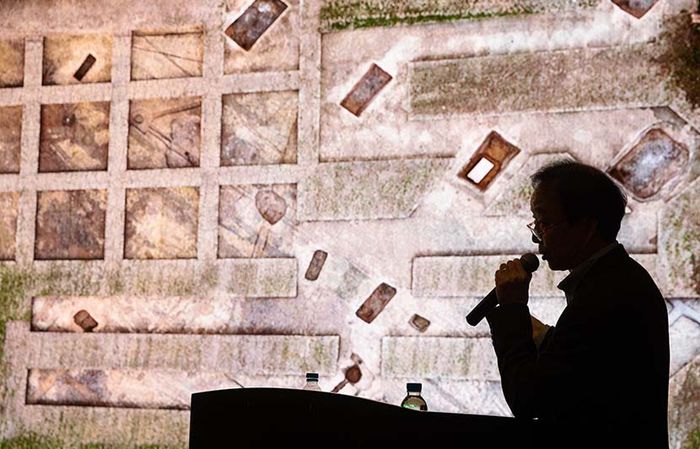 Lei Yu, kepala stasiun kerja arkeologi Sanxingdui, memberikan pidato di Guanghan, provinsi Sichuan, 20 Maret 2021.
