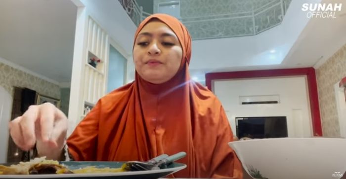 Nathalie Holscher yang tengah makan mengatakan akan menuruti Sule yang melarangnya keluar saat gerhana bulan.