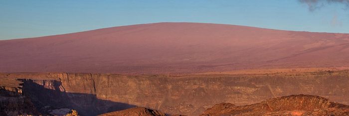Mauna Loa muncul dari belakang Kaldera Kīlauea.