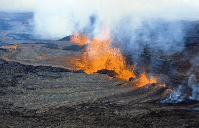 Semburan lava Gunung Mauna Loa pada erupsi 26 Maret 1984.