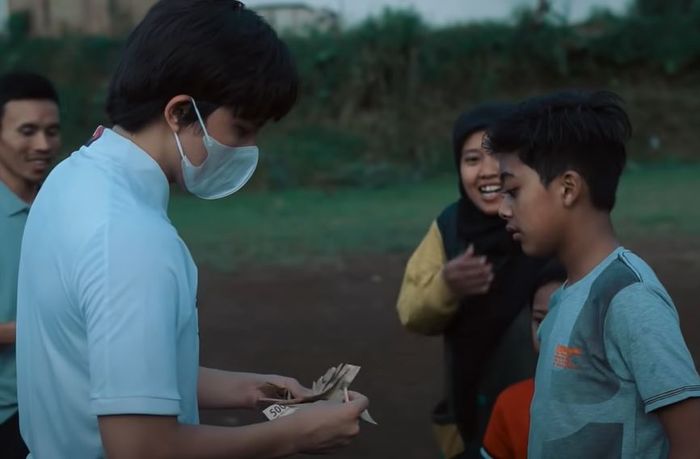 Atta Halilintar saat berbagi THR kepada penduduk setempat.