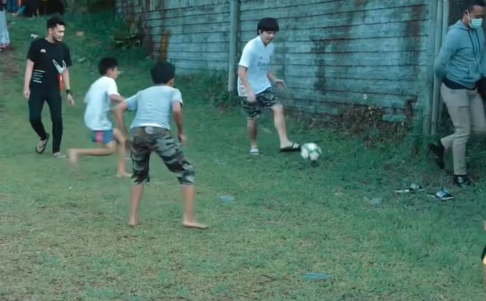Atta Halilintar saat bermain sepak bola dengan penduduk setempat.