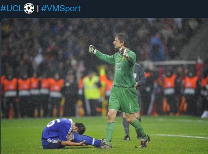 Momen Edwin van der Sar dengan John Terry (bawah) dalam partai final Liga Champions 2007-2008 antara Manchester United vs Chelsea.