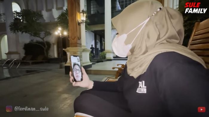 Nathalie Holscher Video Call dengan Gina Holscher