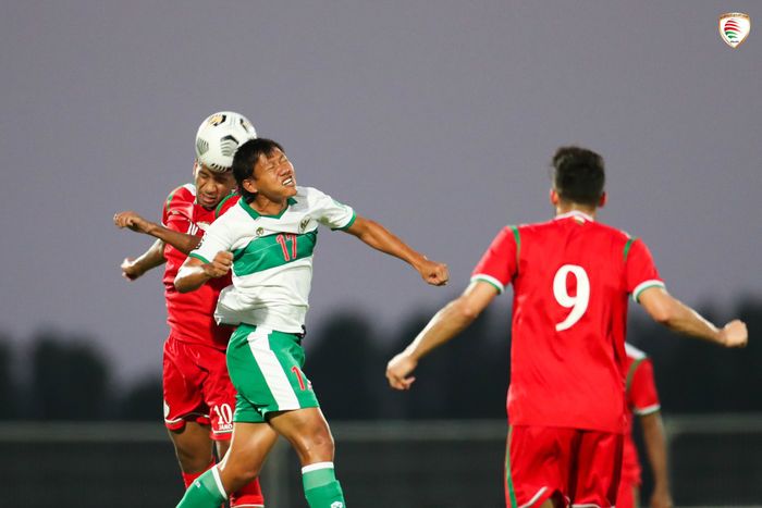 Gelandang timnas Indonesia, Adam Alis, berduel udara dengan pemain Oman pada laga uji coba jelang Kualifikasi Piala Dunia 2022 Zona Asia di Uni Emirat Arab.
