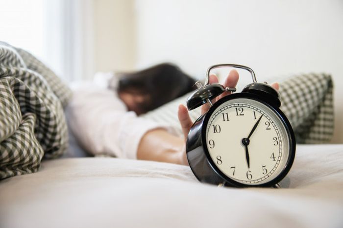 Ilustrasi menunda alarm bisa membuat stres