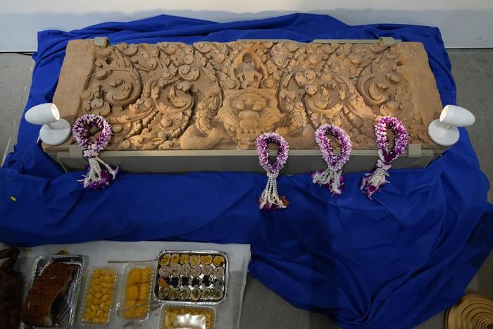 Ambang pintu batu pasir dengan ukiran tangan dari Thailand.