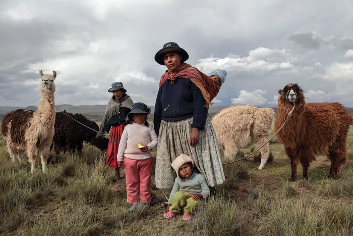 Satu keluarga gembala di dekat La Paz, Bolivia. Mereka berhenti sejenak untuk difoto. Fotografer Your Shot Oscar Leiva menunjukkan bahwa keluarga seperti ini menderita akibat efek perubahan iklim, meskipun mereka tidak berkontribusi pada penyebabnya.