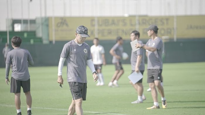 Pelatih timnas Indonesia, Shin Tae-yong, saat memimpin pemusatan latihan di Dubai, Uni Emirat Arab.