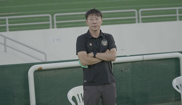 Pelatih timnas Indonesia, Shin Tae-yong, memberikan arahan kepada pemainnya pada laga uji coba melawan Oman jelang Kualifikasi Piala Dunia 2022 Zona Asia.